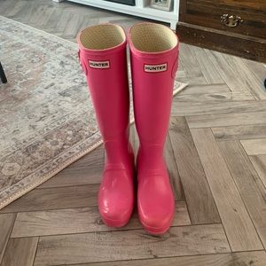 Women’s hot pink Hunter rain boots size 7